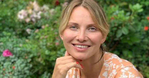 Joanna Moro ZUPEŁNIE nago pozuje na moście, prezentując różowe włosy i ciało po trzech ciążach