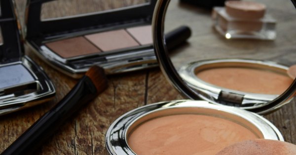 Popularne rozświetlacze, pudry i bronzery