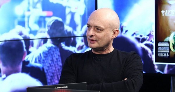 Kiedyś buntownik, gwiazda punkowej sceny, ikona. Dziś oddany pracownik publicznych mediów