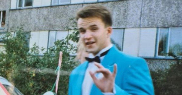 Poznajecie tego aktora? Na zdjęciu sprzed 26 lat nie przypomina kompletnie siebie! Kto to jest?