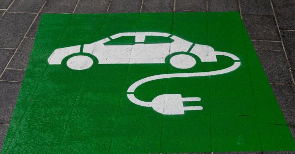 Szybko rośnie liczba samochodów elektrycznych. Firmy ubezpieczeniowe i assistance muszą dostosować się do zmian na rynku motoryzacyjnym