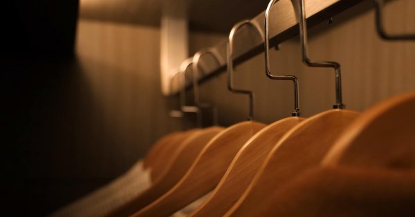 Stojak na ubrania jako ciekawy dodatek w korytarzu