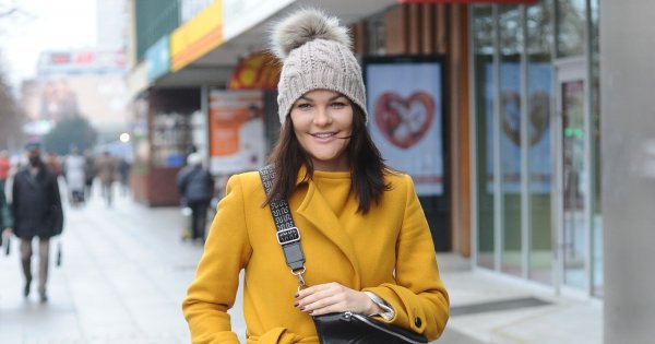 Agnieszka Radwańska w musztardowym płaszczu, ale to jej czerwone Porsche za 800.000 robi największe wrażenie