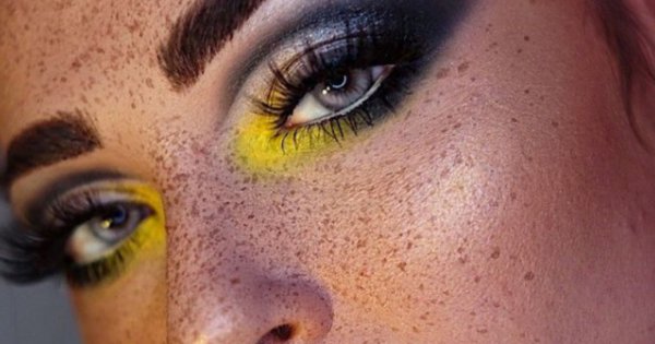 Niesamowity make-up w kolorach roku 2021