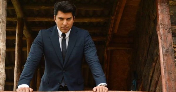 Jak Oguz z "Więźnia miłości" wygląda na co dzień? Ma dłuższe włosy, brodę i wąsy! Ciężko go poznać
