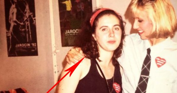Kim jest dziewczyna obok Agaty Młynarskiej na zdjęciu z 1992 roku? Dziś to znana wokalistka!