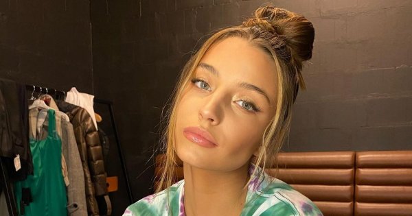 Julia Wieniawa bez stanika reklamuje swoje kosmetyki. Czy ona trzyma w dłoni papierosa? Fani oburzeni