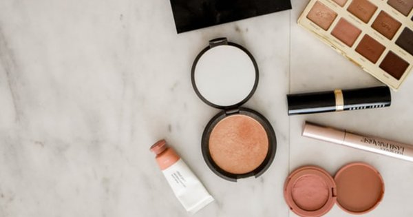 Gdzie nakładać bronzer? Trik, który na pewno Ci się przyda