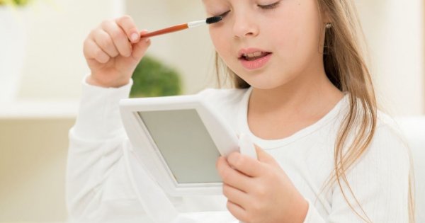 "Pozwalam malować 7-letniej córce rzęsy, bo chce ładnie wyglądać. Co w tym złego?"