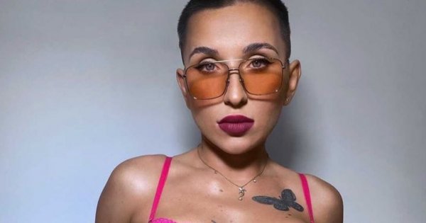 Marta Linkiewicz śmiga po Warszawie nowym, spersonalizowanym Mercedesem w rytm "Explosion"!