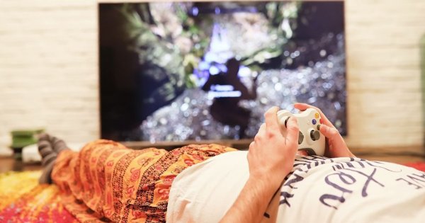 "Mój mąż uzależnił się od gier. Nie robi nic poza siedzeniem przed telewizorem..."