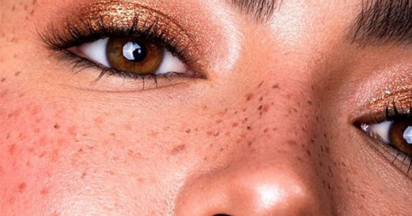 Jak zrobić piegi? Poznaj 5 sposobów na modne fake freckles