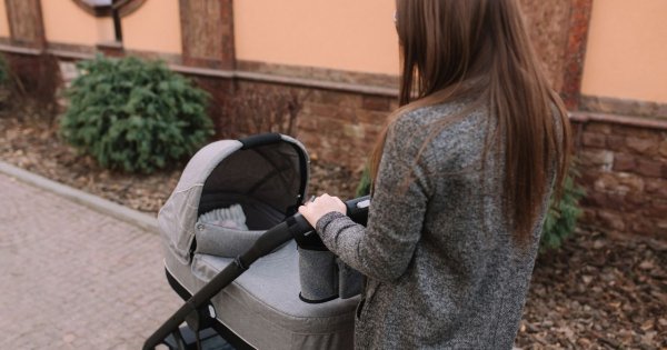 "Nakryłam wózek pieluszką, żeby zapewnić córce trochę cienia. Usłyszałam, że jestem wyrodną matką"