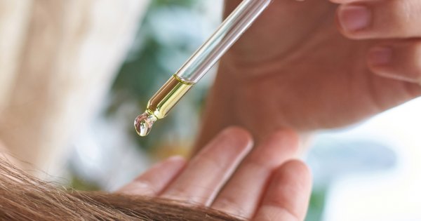 Jak olejować włosy? Olej kokosowy, lniany na włosy: jaki wybrać?