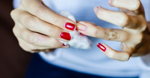 "Mąż chce, żebym codziennie miała świeży manicure. Podoba mu się czerwony lakier"