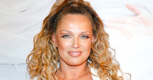 Joanna Liszowska w białym, wyciętym garniturze pokazuje stanik. Odważna stylizacja?