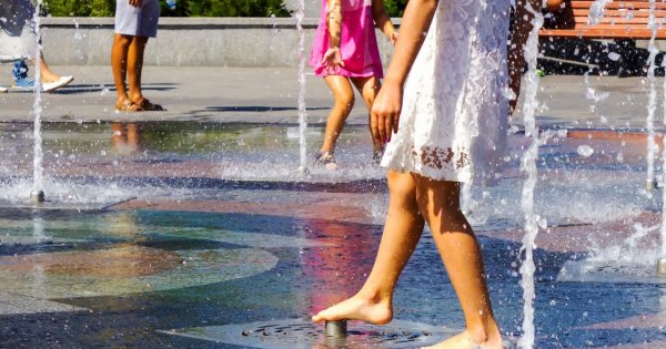 "To czysta głupota, żeby pozwalać dzieciom na kąpiele w fontannach miejskich. Grzybico witaj!"