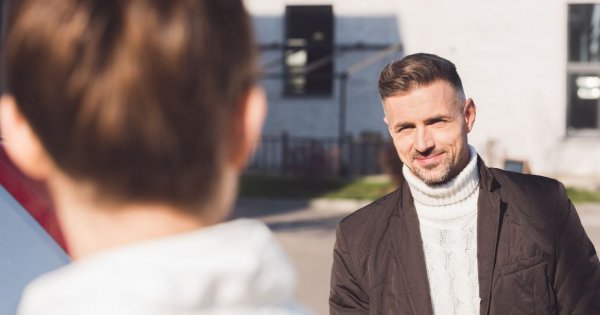 "Mąż ogląda się za kobietami na ulicy. Tłumaczy, że każdy facet tak robi. Czyżby?!"