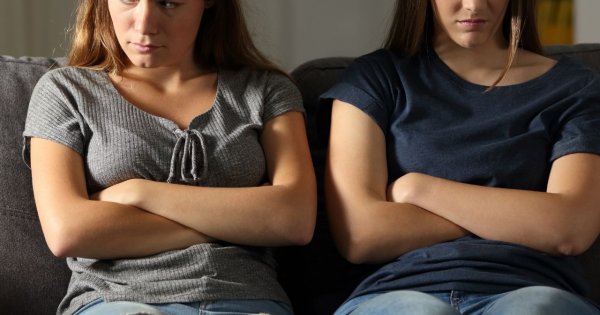 "Zamieszkałam z przyjaciółką i mam jej dość. Zjada moje jedzenie, brudzi i zaprasza facetów"
