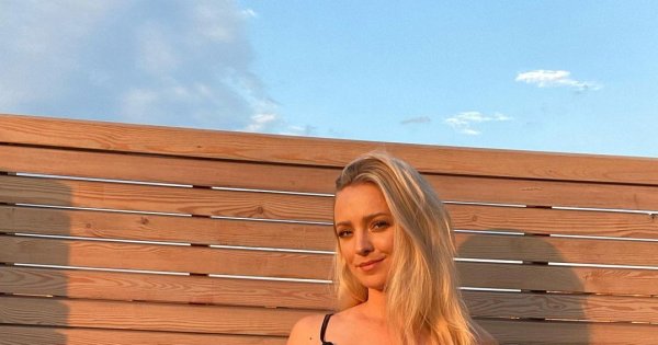 Barbara Kurdej-Szatan w kręconych włosach. W tej fryzurze wygląda jak Shakira
