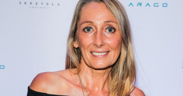 Beata Pawlikowska w czarnej mini chwali się zgrabnymi nogami. Uwierzycie, że ma 56 lat?!