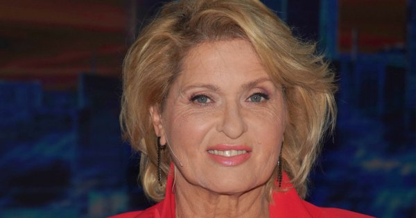 Ewa Kasprzyk w obcisłej, małej czarnej z ogromnym dekoltem i ponętnym biustem. Wie, jak zwrócić uwagę!