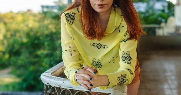 Wyszła na balkon, a sąsiadka wezwała... policję! Nie spodobał jej się strój kobiety