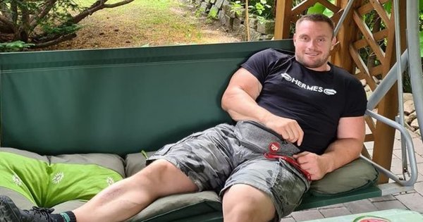 Krzysztof Radzikowski z "Gogglebox" bez koszulki pręży mięśnie. Jego klata robi wrażenie, oj robi!