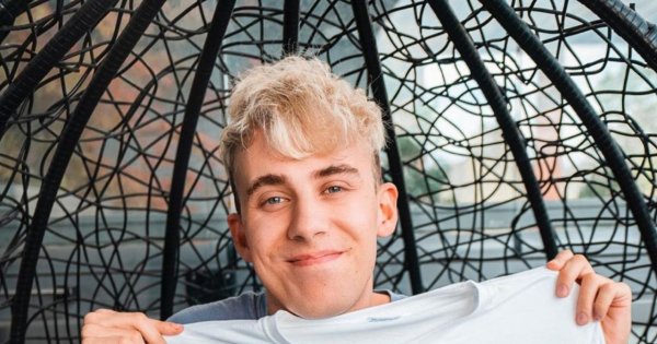 Dylematy Blowka: "Mercedes czy BMW"? Jakie auto wybierze Youtuber?