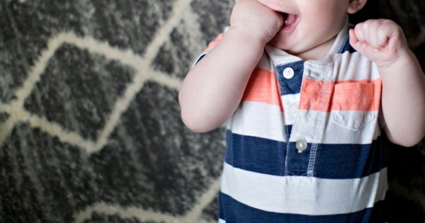 Położyła dziecko na podłodze w poczekalni lotniska. Internauci wylali na nią wiadro pomyj. Słusznie?