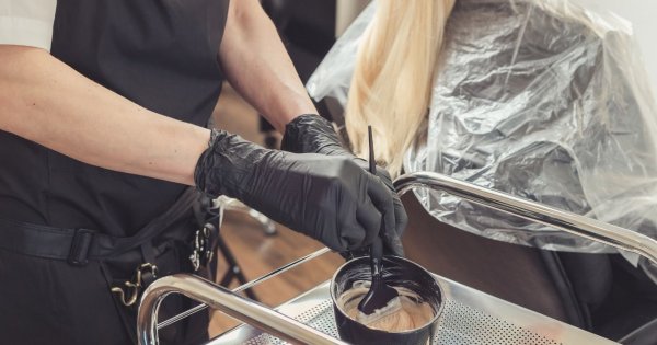 Farbowanie włosów bez tajemnic. Czy niszczy włosy? Jak często można to robić? Eksperci są jednogłośni.