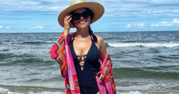 Katarzyna Cichopek w dopasowanym bikini nad polskim morzem! "Dziewczyno, jaką Ty masz figurę" - fani są zachwyceni!