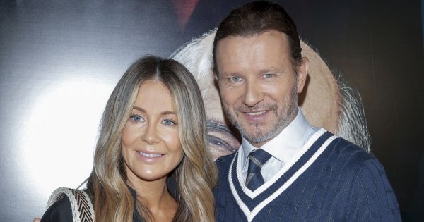 Małgorzata Rozenek w mini sukience z długimi rękawami na premierze. Internauci ostro: Zabrała tę koszulę synom?
