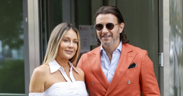 Małgorzata Rozenek w "DD TVN" i jej futurystyczna stylizacja. Dobrze jej w spodniach z bardzo wysokim stanem i powycinanej koszuli?