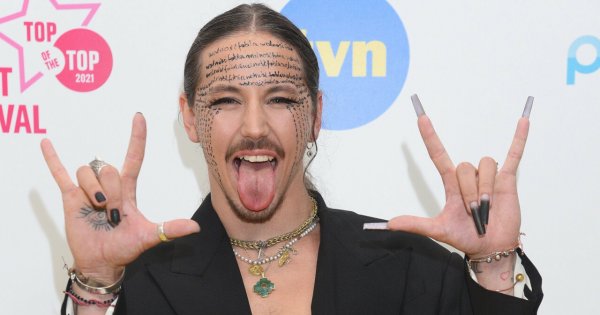 Michał Szpak w staniku i szpilkach na scenie. "Ma coś do powiedzenia i brawa za to!" - internauci docenili jego przekaz