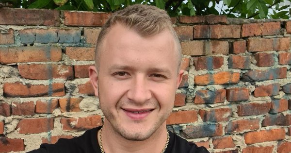Dawid Narożny z zespołu "Piękni i Młodzi" zmierzył się na ringu z Medusą. Jak poszło słynnemu muzykowi disco-polo?