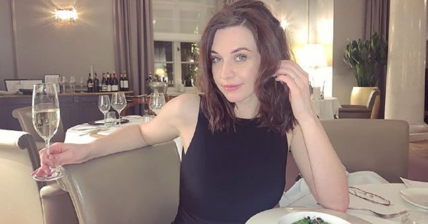 Gwiazda "BrzydUli 2" pokazuje intymny kadr. Julia Kamińska pozuje w szlafroku