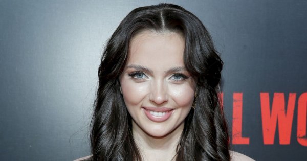 Marcela Leszczak w falowanym long bobie i damskim garniturze. A gdy rozchyliła marynarkę...