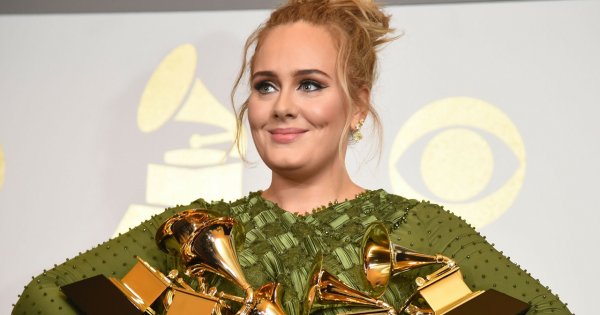 Odchudzona Adele w sexy sukni  wtula się w nowego chłopaka! Fani byli w szoku, gdy dodała to zdjęcie!