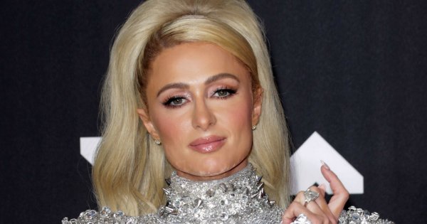 MTV VMA: Paris Hilton i jej kiczowata sukienka, a do tego tona lakieru na doczepach. Gdzie klasa i styl?