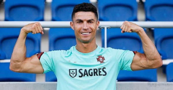 Matka Cristiano Ronaldo próbuje go przekonać do powrotu. Czy syn spełni jej marzenie?