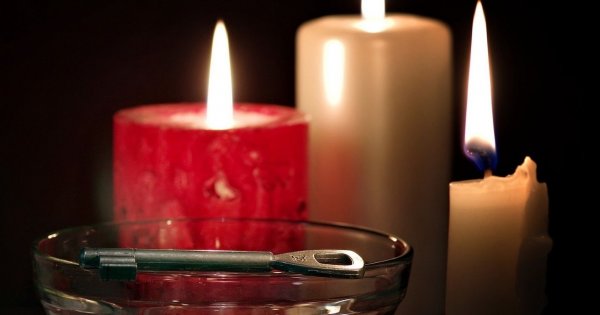 Wróżby andrzejkowe. Propozycje na magiczny wieczór z przyjaciółmi