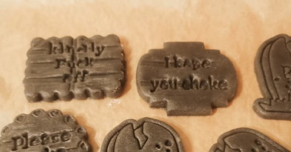 Ciasteczka na Halloween. Te życzenia sprawią, że słodkości "staną w gardle"