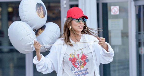 Edyta Górniak w młodzieżowej stylówce wita się z fanami! Podoba Wam się taki look?