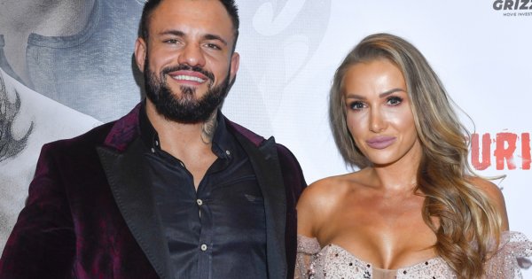 Pomarańczowa Eliza Trybała w złotej kreacji całuje się na ściance z Trybsonem. Poniosła ją fantazja?