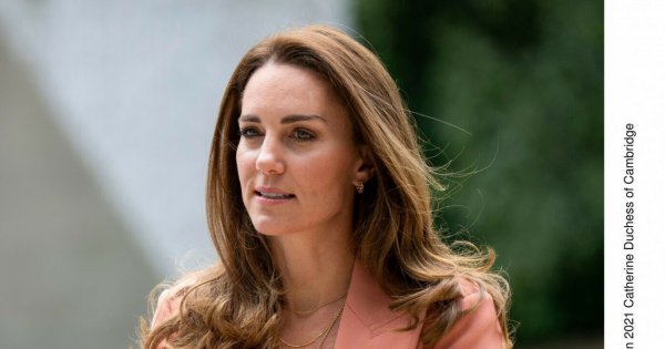 Księżna Kate w sukni z dekoltem na Bahamach. Wreszcie pokazuje swoje kształty!
