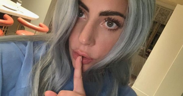 Lady Gaga wygląda DROGO! Ubrała się w szal z pieniędzy i sukienkę polskiej projektantki. Ile kosztuje?