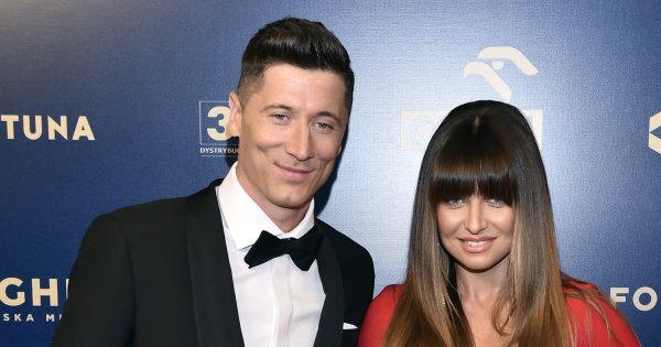 Tak prezentowali się Anna i Robert Lewandowscy na gali w Dubaju. Suknia trenerki....WOW!