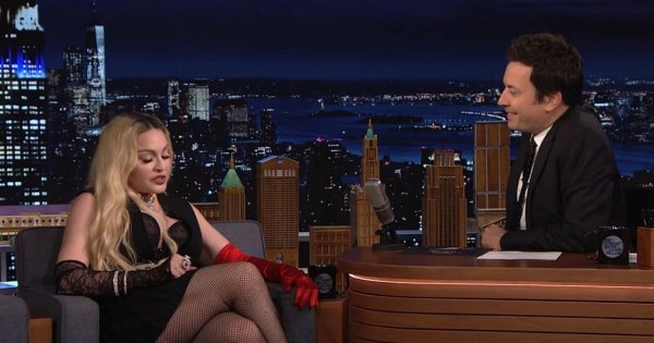 Madonna naprawdę to zrobiła! Pręży się na biurku Jimmy'ego Fallona, a potem... pokazuje pupę!