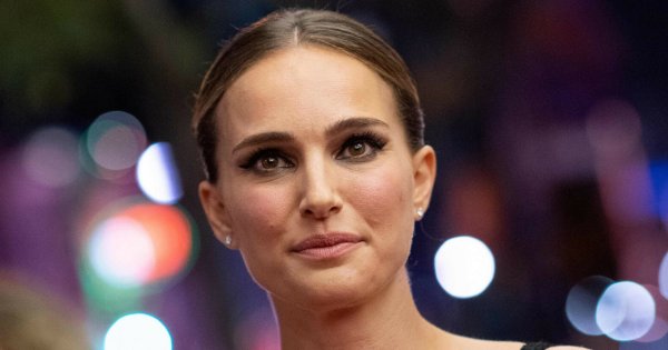 Natalie Portman w long bobie i fenomenalnej sukience do kolan. Jak zawsze wygląda pięknie!